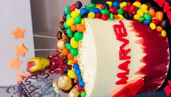 Customize "MARVEL" theme Sugar Icing Cake.