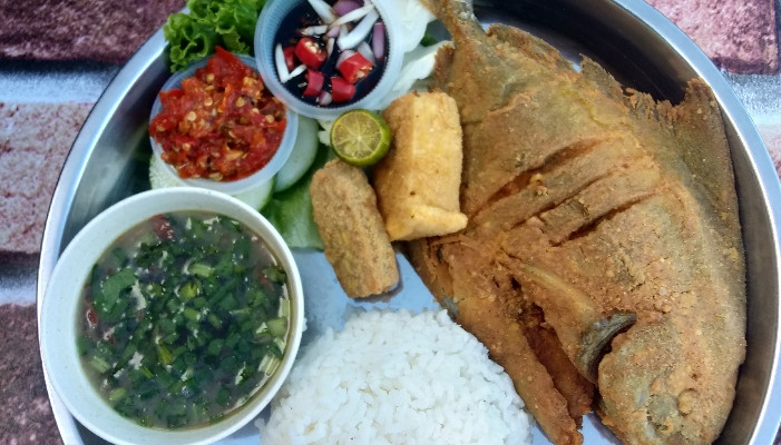 Nasi bawal penyet