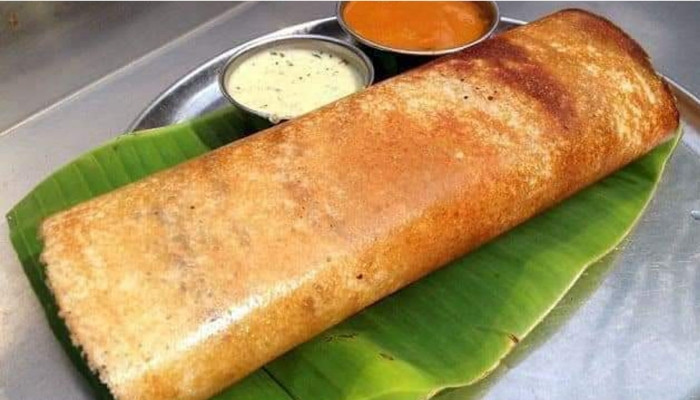 Thosai with spicy chicken gravy
