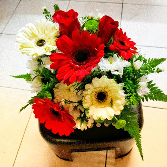 Gerbera daisy flower arrangements ( wedding Centerpiece, Dinner Table, and all occasions